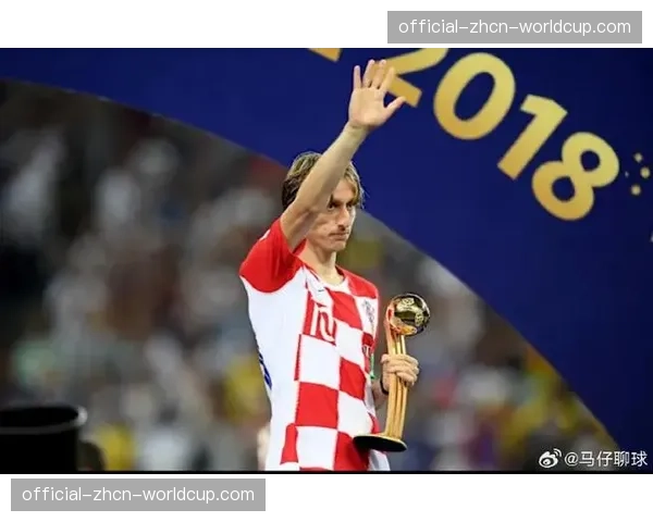 终场哨响，38岁的克罗地亚中场莫德里奇跪地亲吻国家队队徽