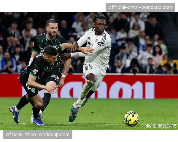 VAR争议再起：皇马卡马文加红牌判罚是否改变比赛走向？